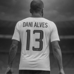 Post enigmático de Daniel Alves reacende rumores sobre retorno ao futebol